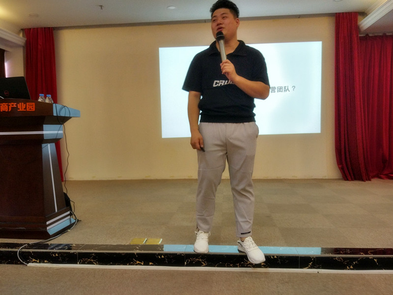 周末，貝朗鋼線成型機廠家員工與您相約聚大電商產(chǎn)業(yè)園